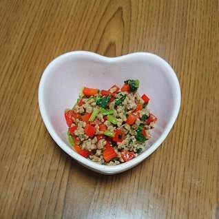 1歳も食べれるパプリカとほうれん草とミンチ肉